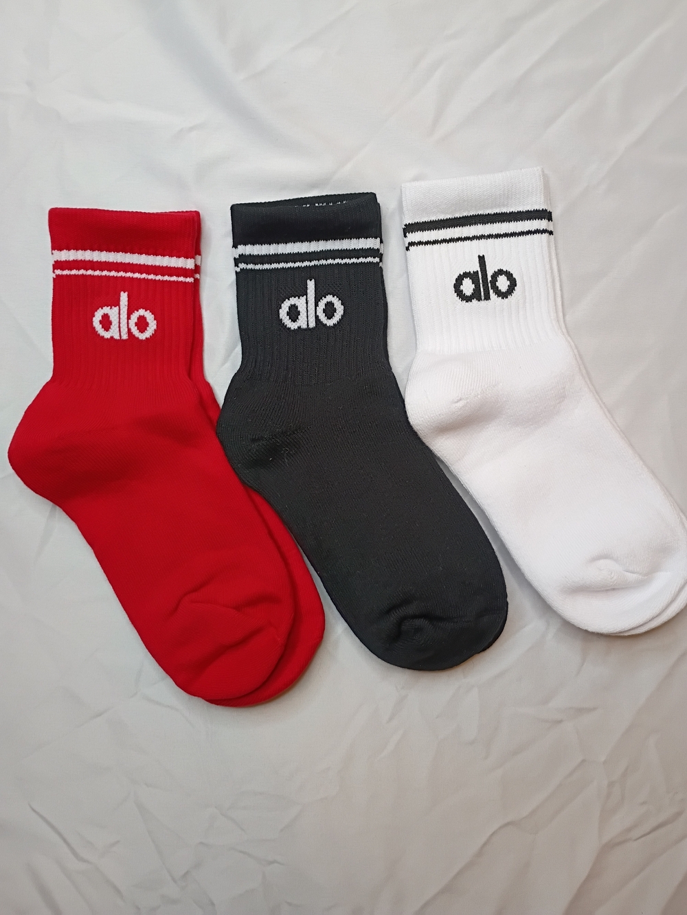 ALO Yoga Crew Socks 3-Pack - Red, Black, White